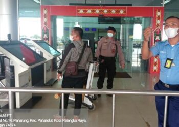 Cara Iptu Sakuri Saat Awasi Disiplin Prokes di Bandara Tjilik Riwut Palangka Raya