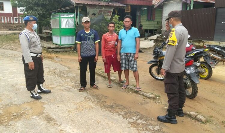 Polisi Terus Giatkan Penerapan Prokes Di Desa Tumbang Manjul
