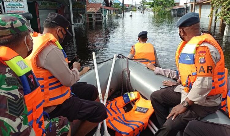Polresta Palangka Raya Lakukan Patroli di Kawasan Banjir 1