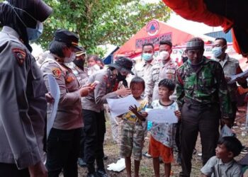 Polwan Polda Kalteng Berikan Trauma Healing Bagi Anak Pengungsi