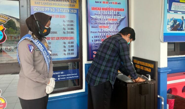 Prokes Ketat Dilakukan di Pelayanan SIM Satlantas Polres Seruyan