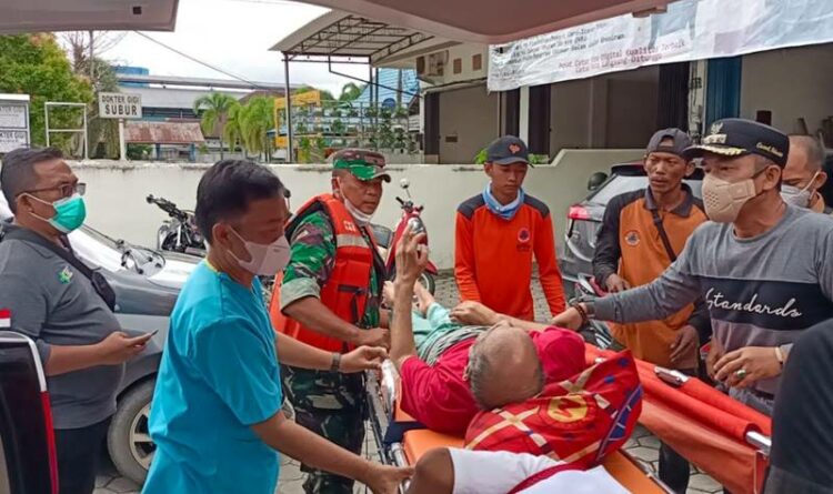 Aksi Camat Pahandut Bantu Evakuasi Warga Sakit Korban Banjir