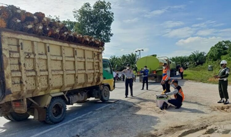 Razia Kendaraan ODOL di Jalan Pangkalan Bun-Kotawaringin Lama, 161 Truk Ditilang