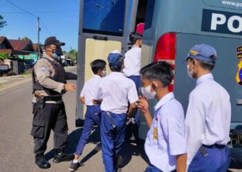 Sat Binmas Antar Jemput Siswa Untuk Vaksinasi Covid-19 Sekolah Ke Mapolres Seruyan.
