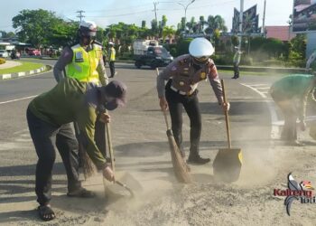 Satlantas Polres Kapuas Bersihkan Jalan Raya Yang Rawan Lakalantas