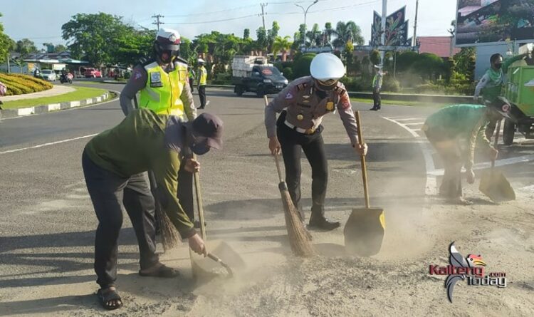 Satlantas Polres Kapuas Bersihkan Jalan Raya Yang Rawan Lakalantas