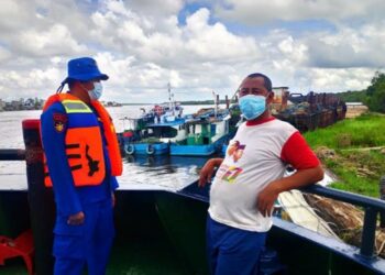 Tekan Tindak Kejahatan, Satpolairud Polres Katingan Periksa Kapal Yang Berlabuh