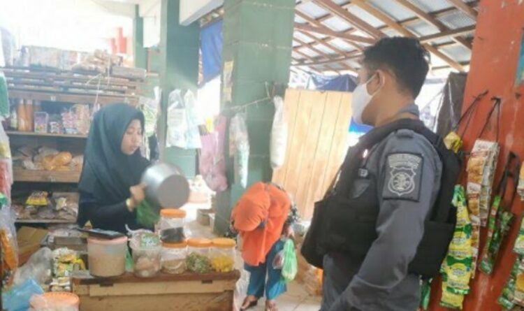 Satreskrim Polres Seruyan Laksanakan Pengecekan Bahan Pangan Di Pasar Tengah Kuala Pembuang