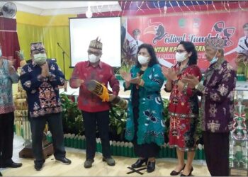 Staf Ahli Gubernur KSDM Tutup Festival Tandak Intan Kaharingan Tingkat Pusat Tahun 2021