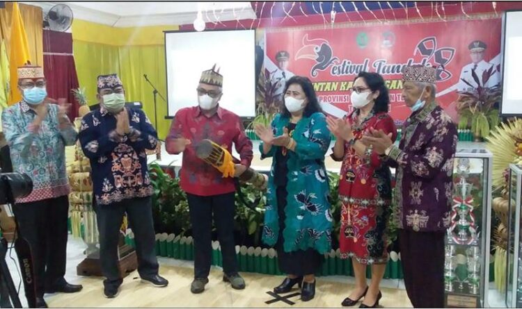 Staf Ahli Gubernur KSDM Tutup Festival Tandak Intan Kaharingan Tingkat Pusat Tahun 2021