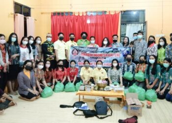 Suasana penyerahan bantuan kepada masyarakat korban banjir di Palangka Raya oleh DPP Peradah Kalteng dan organisasi gabungan. (Ist)