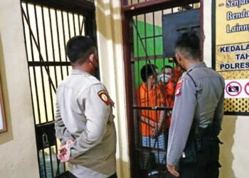 Tengah Malam Petugas Piket Jaga Cek Tahanan, Pastikan Lengkap Dan Aman Di Malam Hari