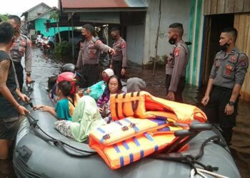 Terjebak Banjir, Ratusan Warga Mendawai Ungsikan Diri