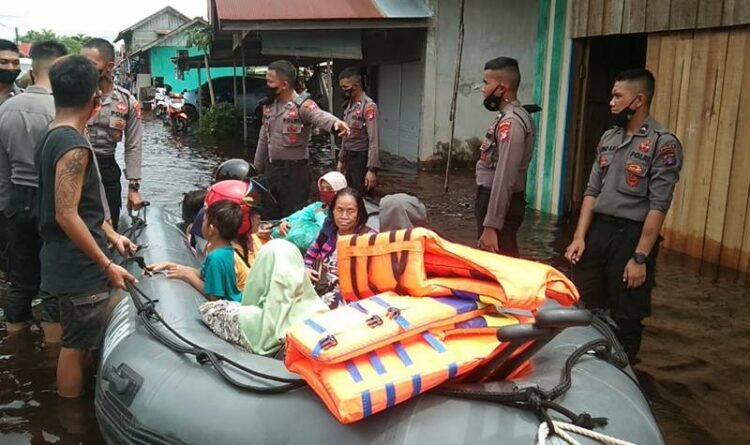 Terjebak Banjir, Ratusan Warga Mendawai Ungsikan Diri