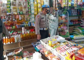 Tim Yustisi Polres Seruyan Berikan Himbauan Prokes Kepada Masyarakat Kuala Pembuang