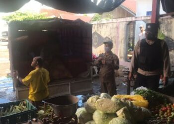 Tim Yustisi Sisir Pasar Saik Untuk Berikan Himbauan Prokes Pada Masyarakat Kuala Pembuang.