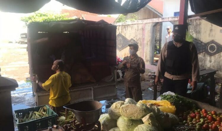 Tim Yustisi Sisir Pasar Saik Untuk Berikan Himbauan Prokes Pada Masyarakat Kuala Pembuang.