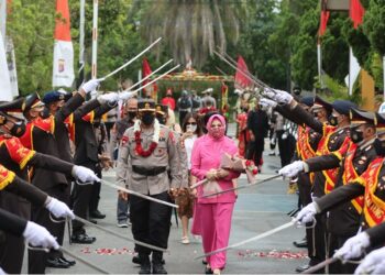 Tradisi Pedang Pora dan Ritual Potong Pantan Sambut Kedatangan Kapolda Baru