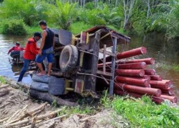 Truck Pengangkut Tiang PLN Tercebur ke Embung Air Kecamatan Kota Besi