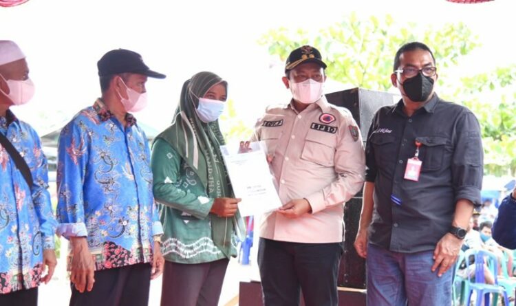 Wagub Kalteng Serahkan Sertifikat PTSL Food Estate Tahun 2020 Kepada Masyarakat Kecamatan Kapuas Murung