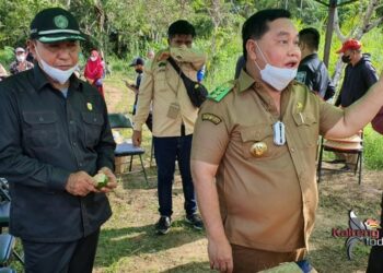 Wakil Ketua DPRD Kotawaringin Timur H Rudianur saat bersama Bupati Kotim, Wamen ATR BPN meninjau di Kecamatan Pulau Hanaut.(Fitri).