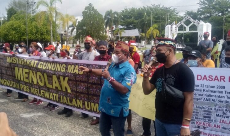 Warga Tuntut Truk Perusahaan Besar Swasta Tidak Melewati Jalan Palangka Raya-Kuala Kurun