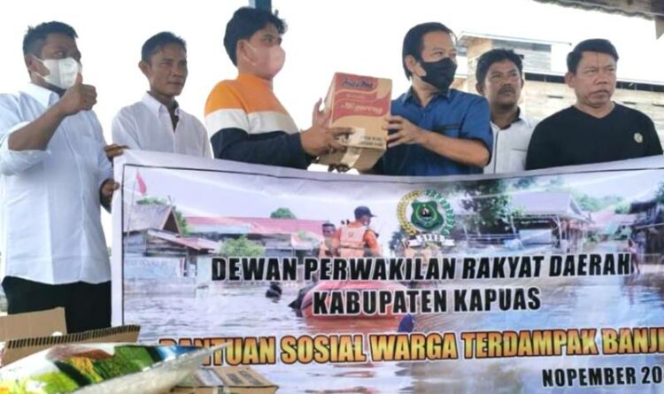 Anggota DPRD Ini Salurkan Bantuan Sembako Korban Banjir di Kapuas