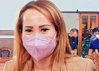 Anggota DPRD Gumas Nomi Aprilia sedang menghadiri rapat paripurna di kantor dewan setempat, belum lama ini