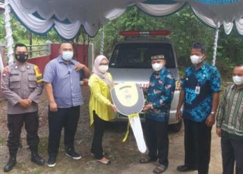 Anggota DPR RI Mukhtarudin Serahkan Mobil APV Untuk Warga Desa Basirih Hulu