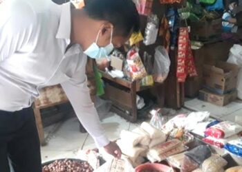 Anggota Satreskrim Polres Seruyan Lakukan Pengecekan Bahan Pangan di Pasar Kota Kuala Pembuang