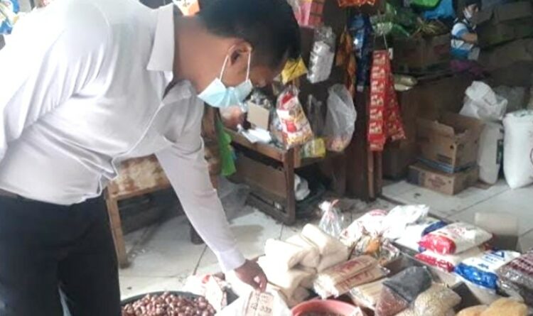 Anggota Satreskrim Polres Seruyan Lakukan Pengecekan Bahan Pangan di Pasar Kota Kuala Pembuang
