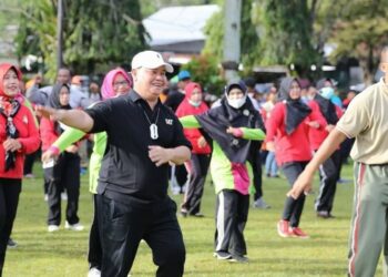 Bupati Kotim Halikinnor (kaos hitam) saat ikut senam pagi Jum'at.