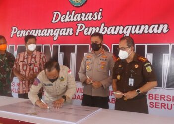 Bupati Seruyan Yulhaidir saat melakukan pencanangan zona integritas