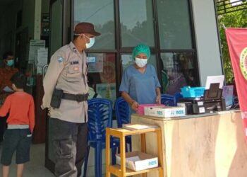 Cara Unik Petugas Kepolisian Ingatkan Warga Soal Prokes dan 5 M Di Sela Vaksinasi