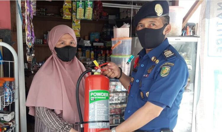 Cegah Kebakaran, DPKP Berikan APAR Bagi Pedagang BBM Eceran