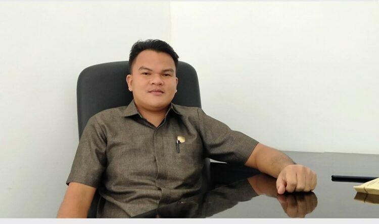 Anggota DPRD Gumas Pebrianto tengah ditemui awak media di ruang kerjanya di kantor dewan setempat, Selasa (28/12).