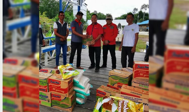 Fraksi PDI Perjuangan Kabupaten Kapuas Salurkan Bantuan Kepada Warga Terdampak Banjir