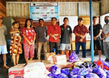 Fraksi PDI Perjuangan Kembali Salurkan Bantuan Sembako Untuk Warga Desa Tambak Bajai