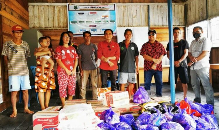 Fraksi PDI Perjuangan Kembali Salurkan Bantuan Sembako Untuk Warga Desa Tambak Bajai