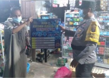 Gunakan Papan Portabel, Polisi Ini Sosialisasikan Prokes dan 5M