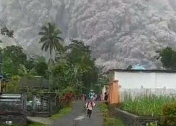 Gunung Semeru Meletus, #PrayforSemeru dan #StaySafeLumajang Menggema di Media Sosial