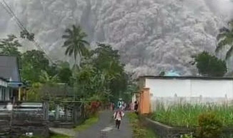 Gunung Semeru Meletus, #PrayforSemeru dan #StaySafeLumajang Menggema di Media Sosial