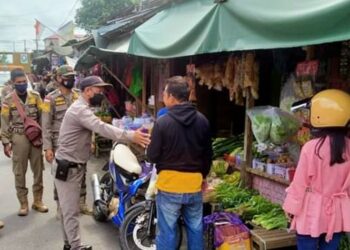 Polsek Sanaman Mantikei Ajak Masyarakat Agar Disiplin Menerapkan Prokes, Selasa (28/12/2021).