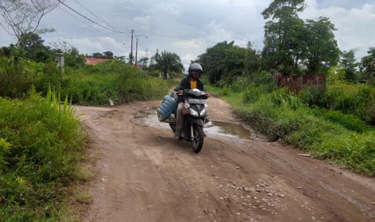Jalan Rusak Parah, Warga Baamang Akan Tanam Pohon Pisang dan Sebar Benih Ikan