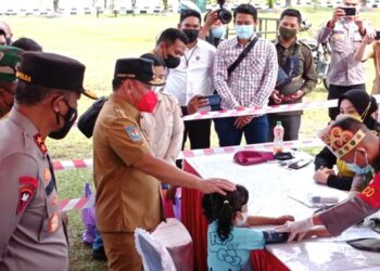 Kapolda Kalteng, Irjen Pol Nanang Avianto bersama Gubernur Kalteng, Sugianto Sabran, pada saat meninjau pelaksanaan vaksinasi anak.