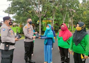 Kapolres Seruyan Bagikan Nasi Bungkus Kepada Petugas Kebersihan Kuala Pembuang
