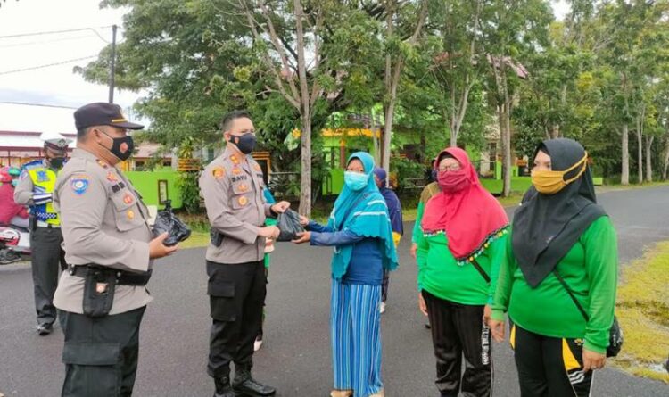 Kapolres Seruyan Bagikan Nasi Bungkus Kepada Petugas Kebersihan Kuala Pembuang