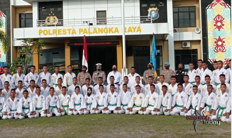 Kapolresta Palangka Raya, Kombes Pol Sandi Alfadien Mustofa, pada saat poto bersama casis perguruan Inkanas Kota.