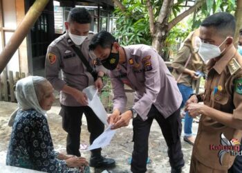 Polsek Selat Dukung Percepatan Vaksinasi Dari Pintu ke Pintu