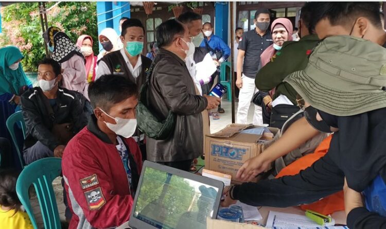 Ratusan Warga Antre Ambil Kartu BPNT di Kantor Dinsos Kabupaten Kapuas